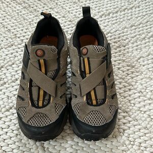 Pre owned Merrell Us size 3 youth shoes.